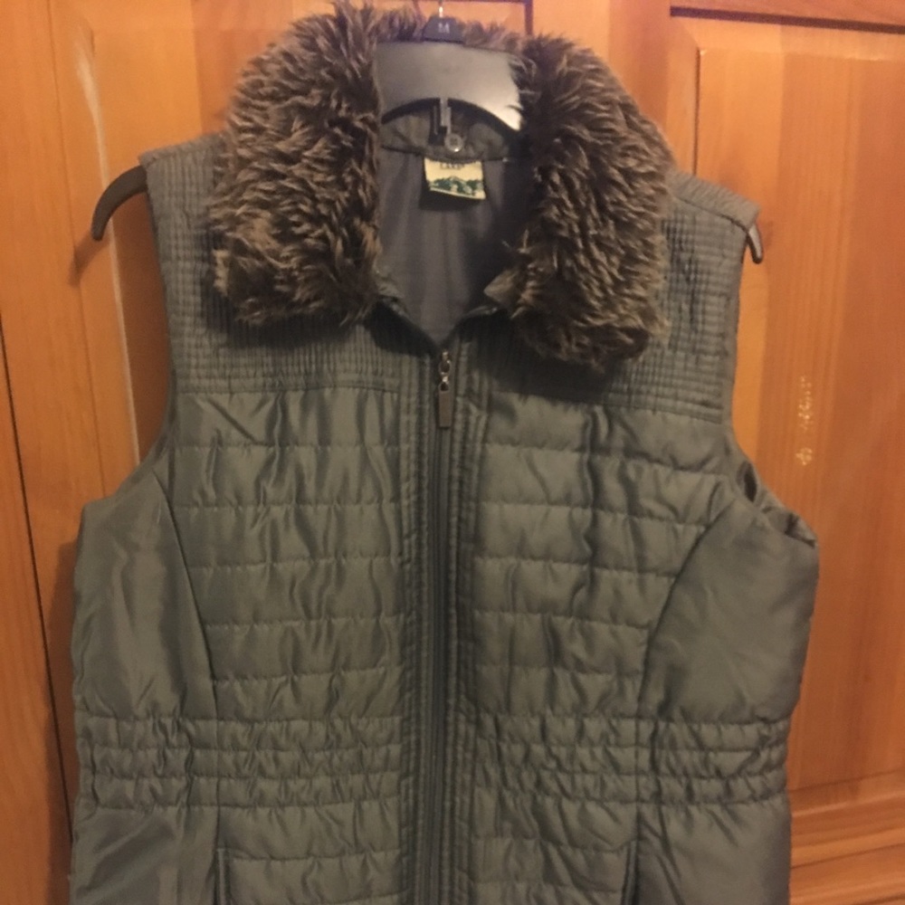 Vest with removable faux fur collar
